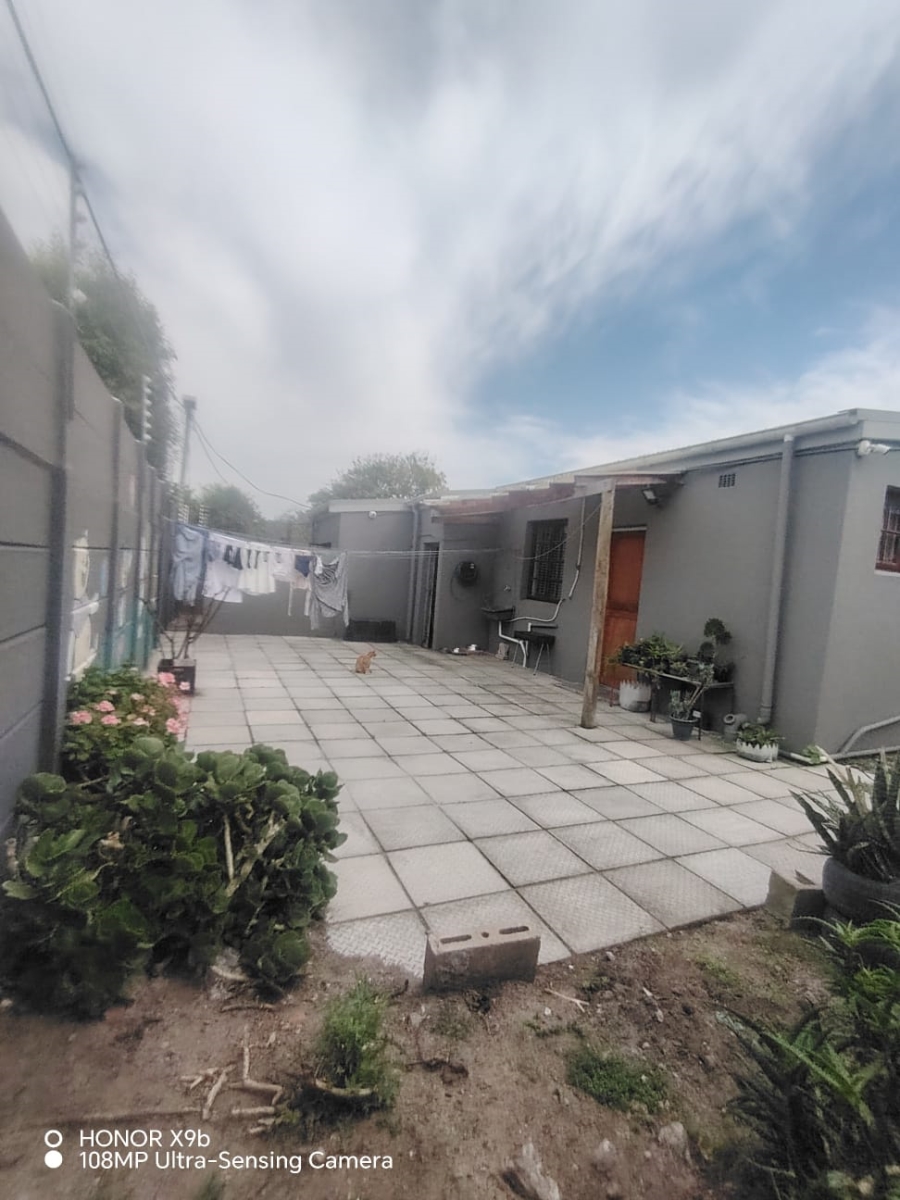 5 Bedroom Property for Sale in Wynberg Upper Western Cape